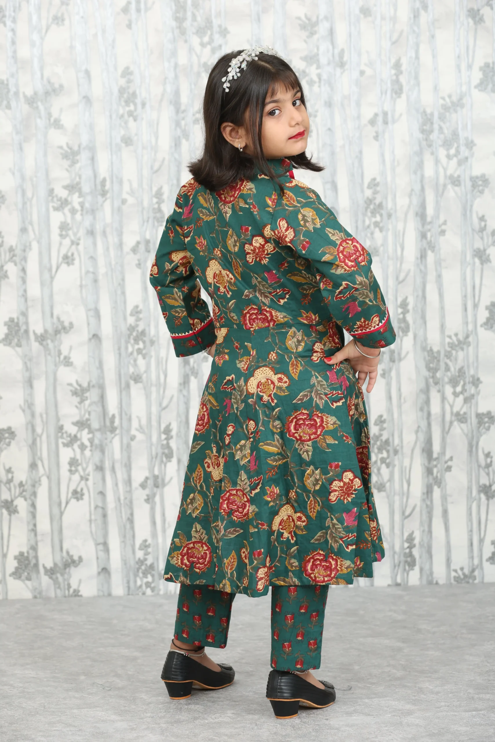 Kids Green Anarkali Kurti Pant Set in Cotton Sanganeri Print with Neck Detailing